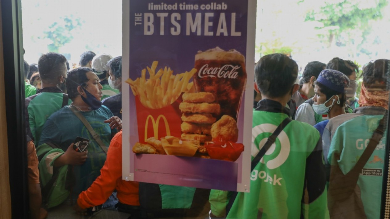 Antrean Ojol Beli BTS Meal di Mc Donald's - Vlix.id