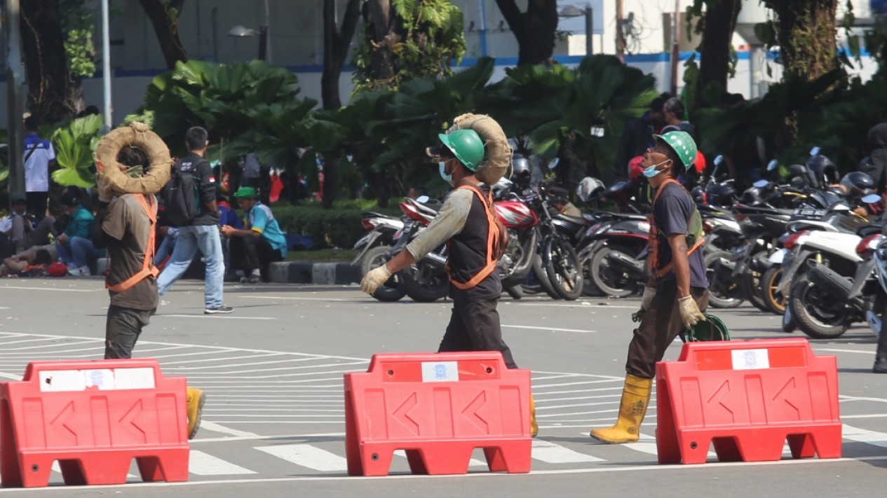 Demo Buruh Tolak Upah Dan Cabut Omnibus Law - Vlix.id