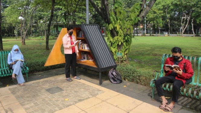 Menikmati Perpustakaan Mini di Taman Kota