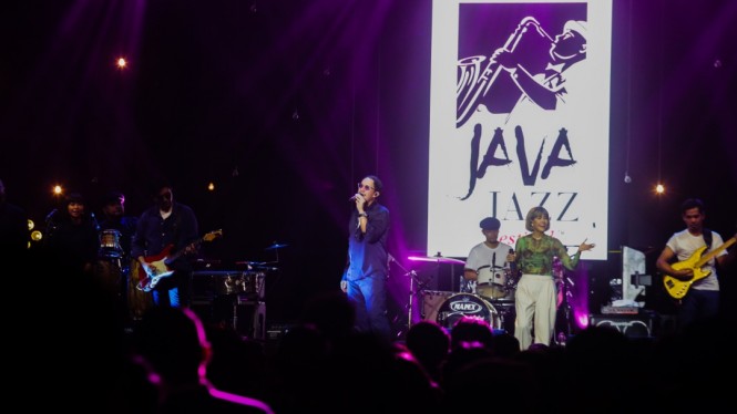 Maliq & D'Essentials Panaskan BNI Java Jazz Festival