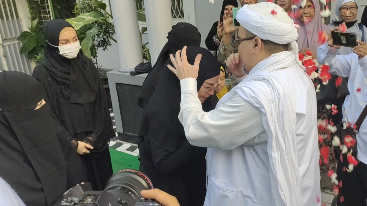 Bebas, Habib Rizieq Disambut Keluarga Di Petamburan - Vlix.id