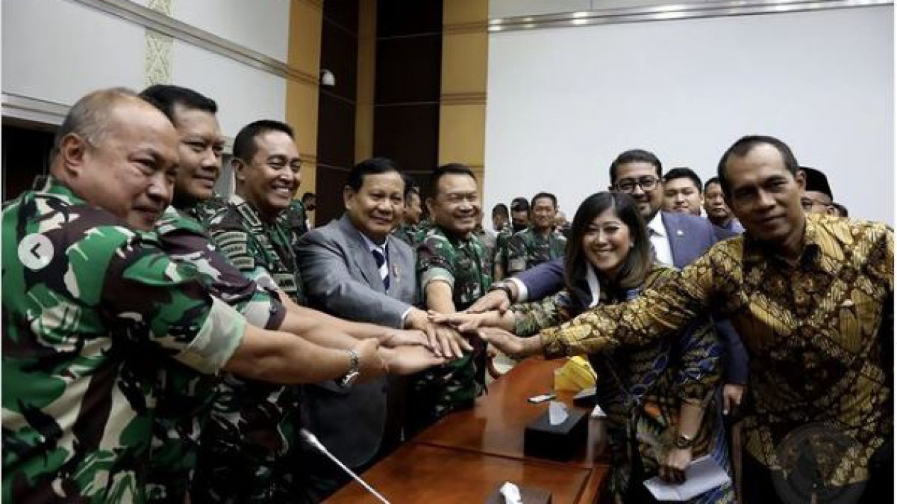 Kompaknya Panglima TNI Andika Dengan KSAD Dudung Di DPR RI - Vlix.id