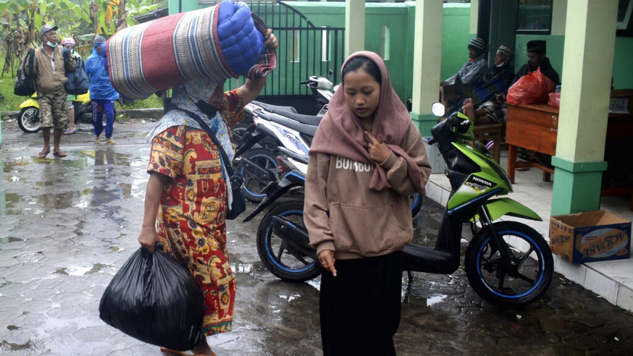 Evakuasi Korban Erupsi Gunung Semeru - Vlix.id