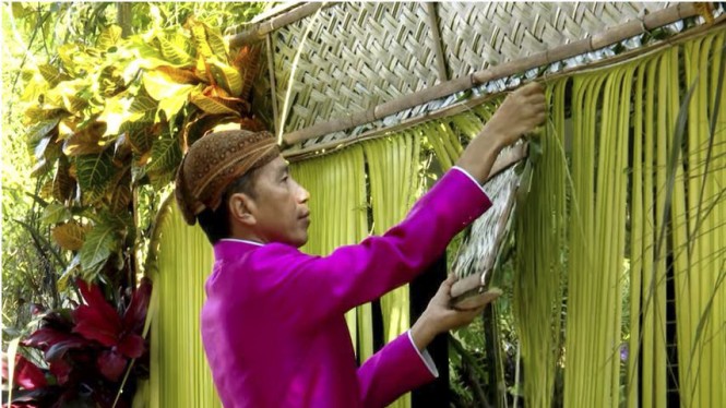 Pemasangan Bleketepe di Nikahan Kaesang oleh Jokowi