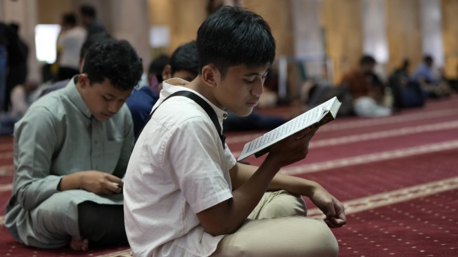 Ibadah di Masjid Istiqlal Selama Bulan Ramadan