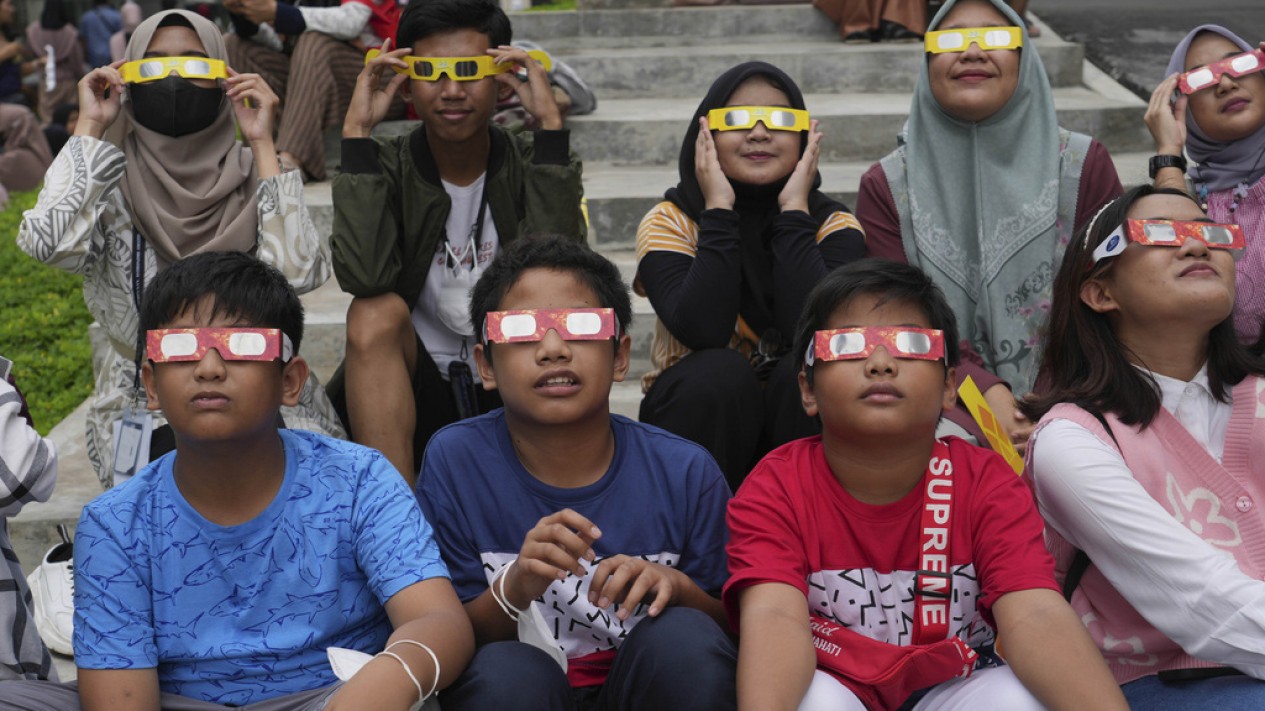 Menyaksikan Fenomena Langka Gerhana Matahari Hibrida - Vlix.id