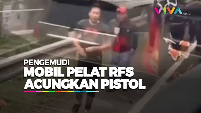 Aksi Koboi Pengemudi Mobil Pelat 'RFS' Acungkan Pistol - Vlix.id