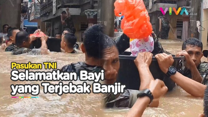 Prajurit TNI Selamatkan Bayi Pakai Ember saat Banjir